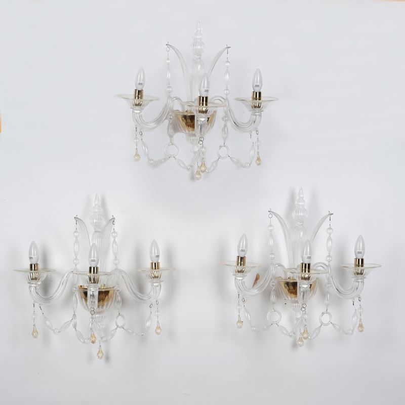 Tre appliques in vetro di Murano bianco e oro a tre braccia  - Asta Palazzo Pugliese: Decori in stile antico - Cambi Casa d'Aste