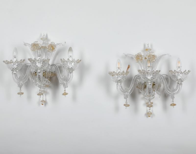 Coppia di appliques in vetro di Murano bianco e oro a tre braccia  - Auction Palazzo Pugliese: Antique style furniture - Cambi Casa d'Aste