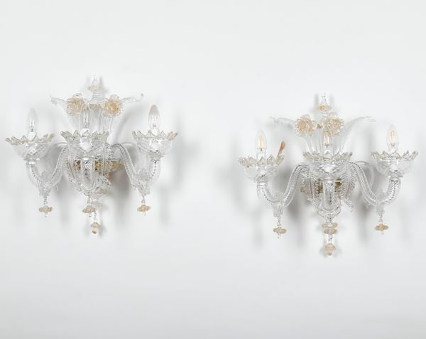 Coppia di appliques in vetro di Murano bianco e oro a tre braccia