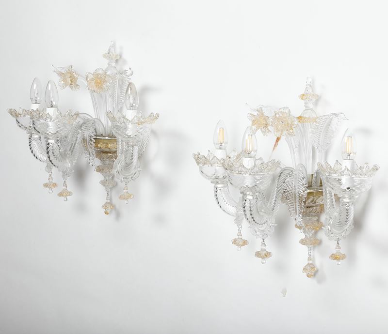Coppia di appliques in vetro di Murano bianco e oro a tre braccia  - Auction Palazzo Pugliese: Antique style furniture - Cambi Casa d'Aste