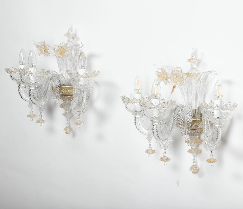 Coppia di appliques in vetro di Murano bianco e oro a tre braccia  - Asta Palazzo Pugliese: Decori in stile antico - Cambi Casa d'Aste