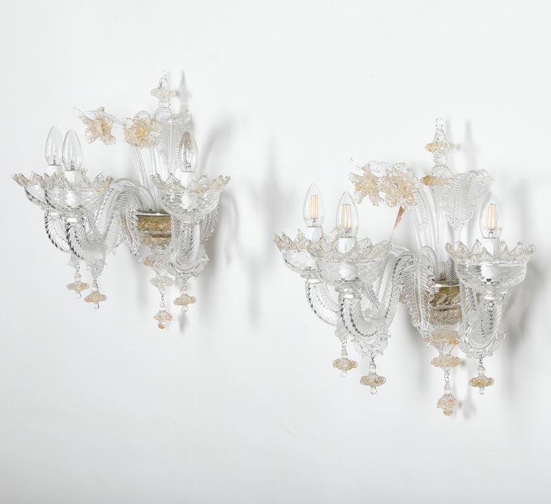 Coppia di appliques in vetro di Murano bianco e oro a tre braccia  - Asta Palazzo Pugliese: Decori in stile antico - Cambi Casa d'Aste