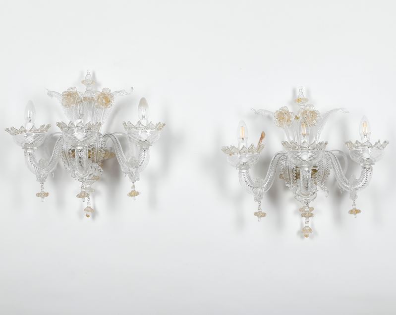 Coppia di appliques in vetro di Murano bianco e oro a tre braccia  - Asta Palazzo Pugliese: Decori in stile antico - Cambi Casa d'Aste