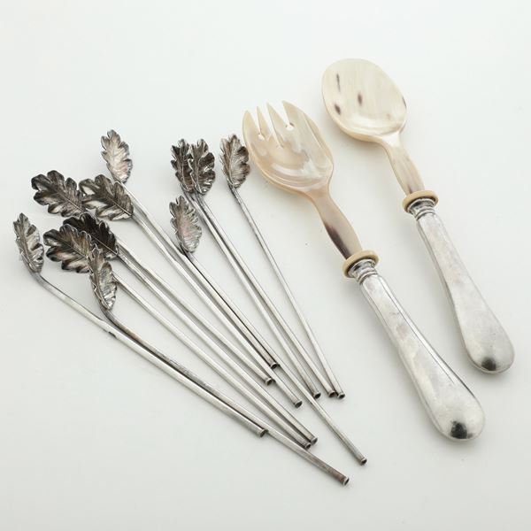Undici cucchiai in argento e due posate da portata. Argenteria italiana del XX secolo