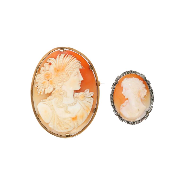 Due cammei con profilo muliebre Uno con cornice d'oro e uno con cornice in argento  - Auction Antiques - Cambi Casa d'Aste