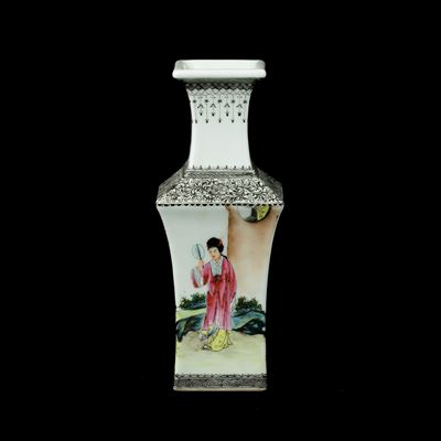 Vaso in porcellana quadrata con figure femminili, Cina, Dinastia Qing, XIX secolo
