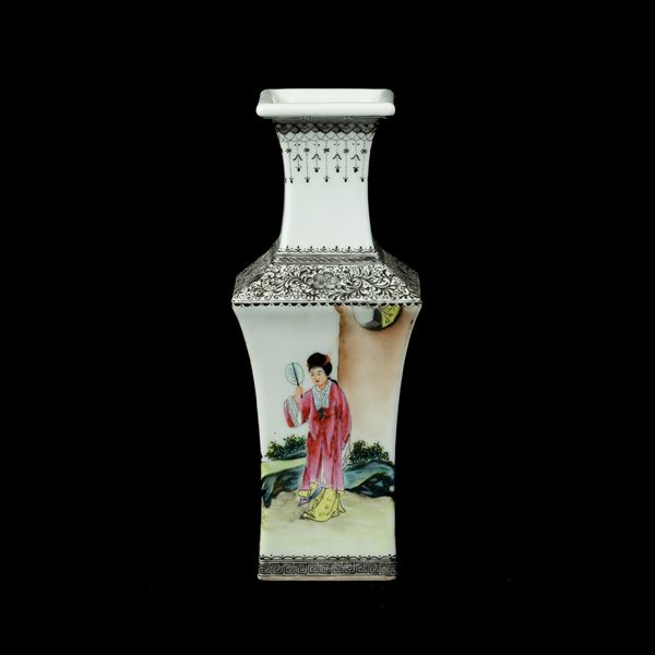 Vaso in porcellana a sezione quadrata raffigurante figure femminili, Cina, Dinastia Qing, XIX secolo