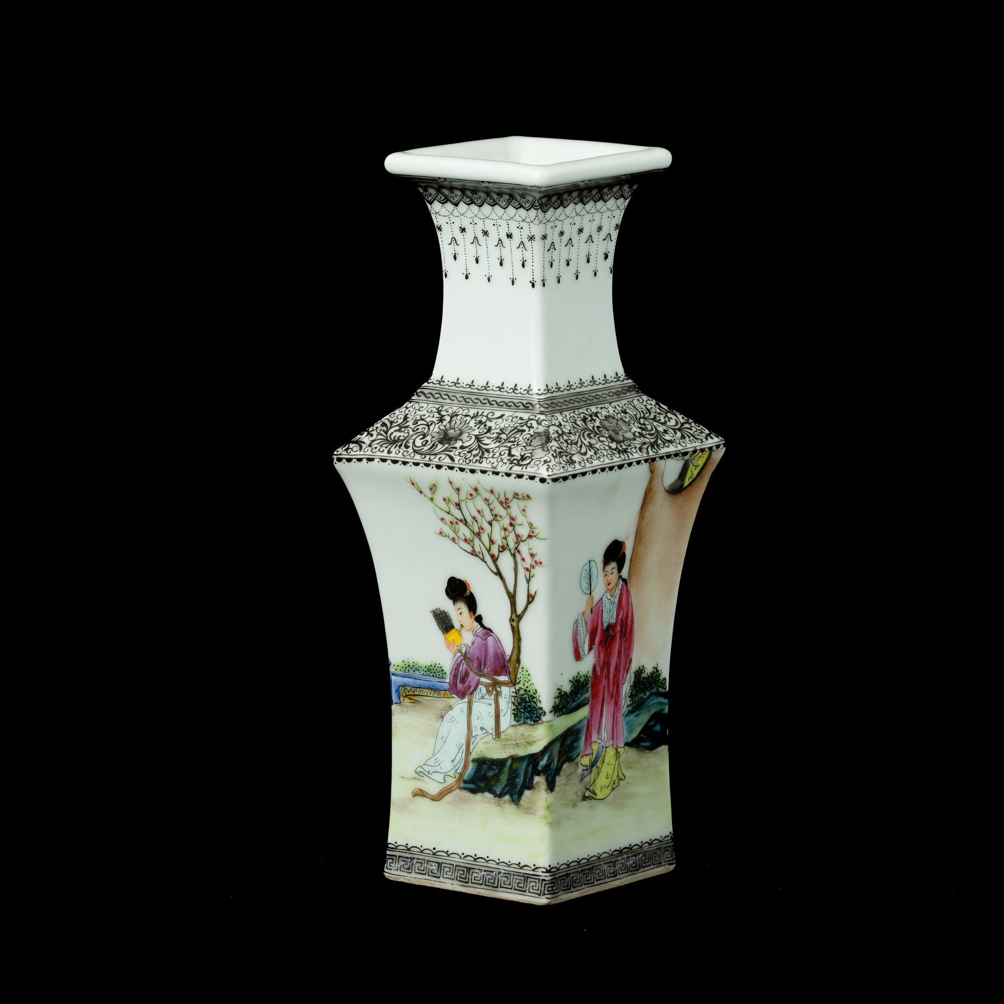 Vaso in porcellana quadrata con figure femminili, Cina, Dinastia Qing, XIX secolo
