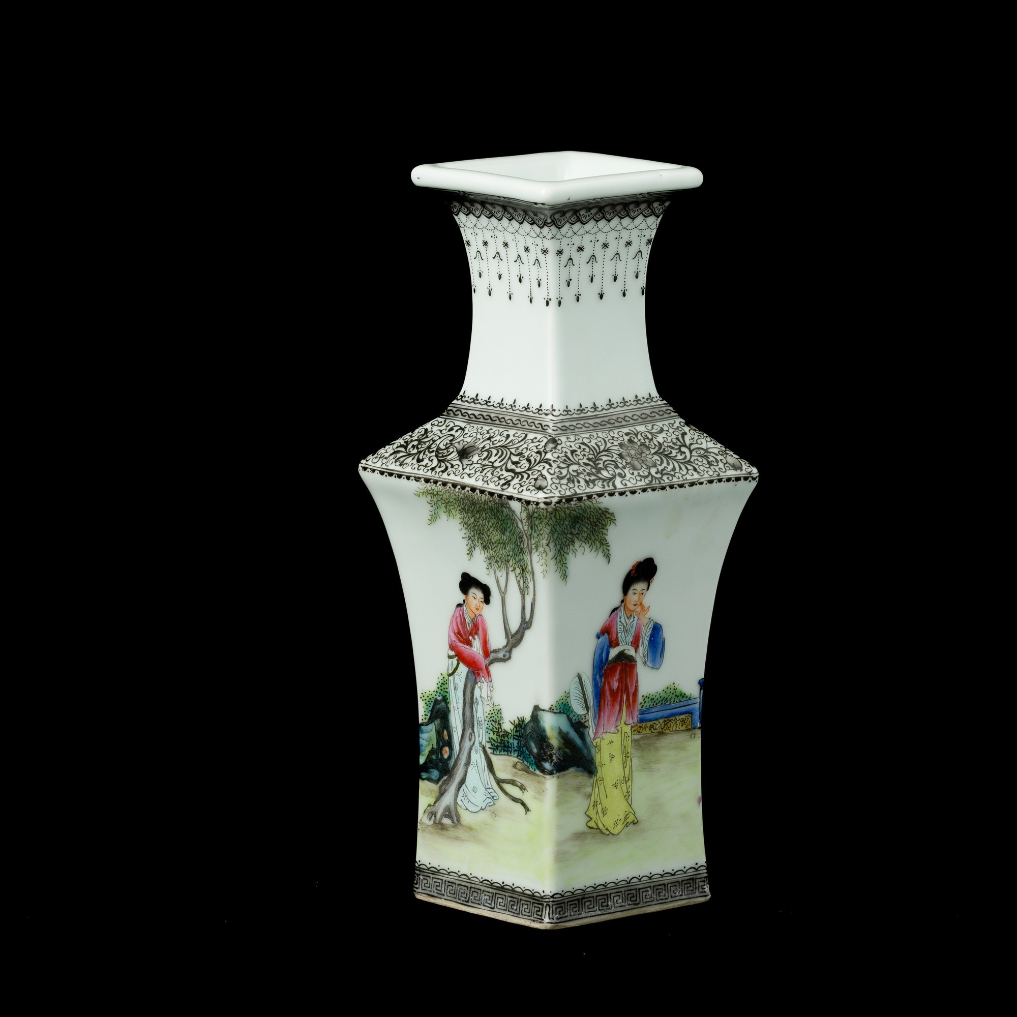 Vaso in porcellana quadrata con figure femminili, Cina, Dinastia Qing, XIX secolo