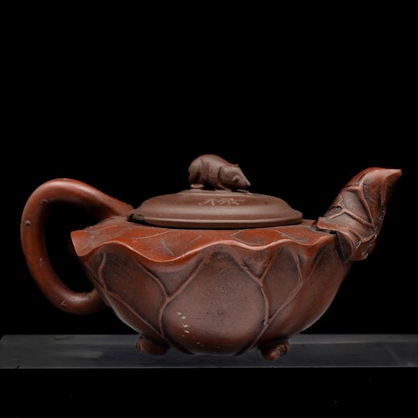 Teiera in porcellana con coperchio e presa in forma di topolino e decori a rilievo, Cina, XIX secolo