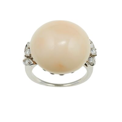 Anello con corallo rosa e diamanti, montatura in oro bianco 750/1000