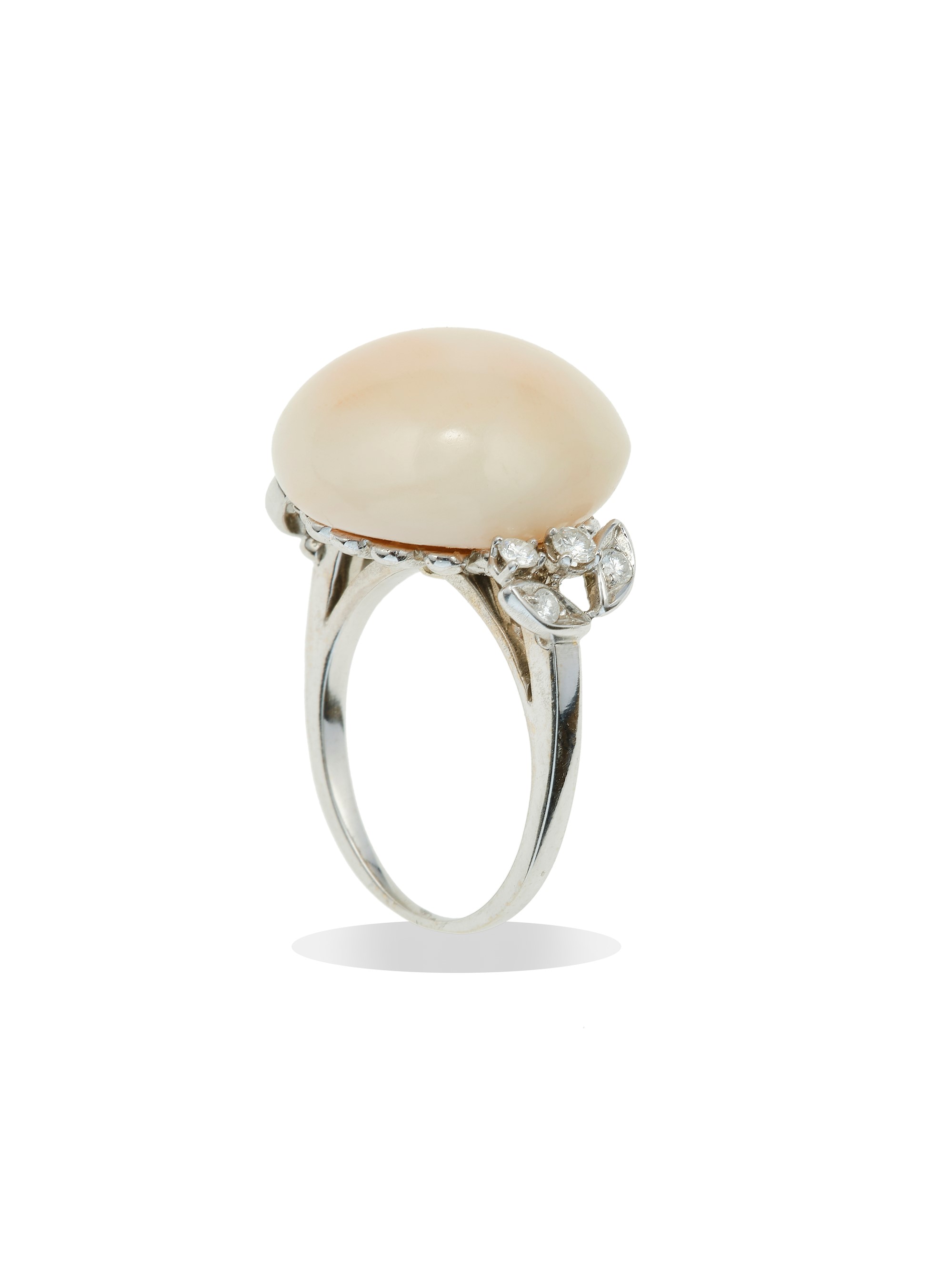 Anello con corallo rosa e diamanti, montatura in oro bianco 750/1000