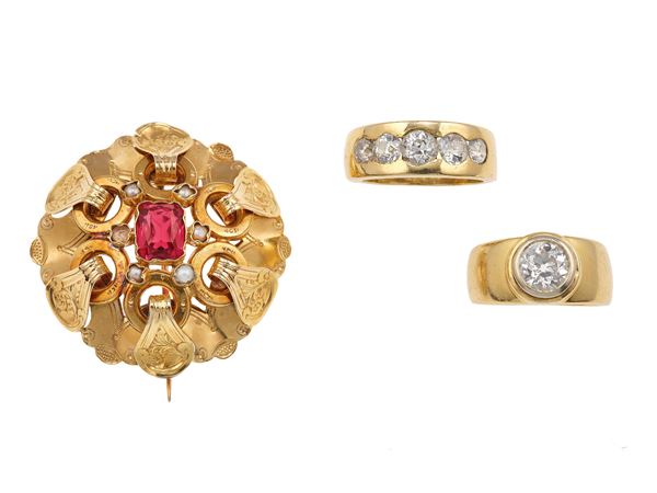 Lotto composto da due anelli con diamanti di vecchio taglio e una spilla con piccole perle e gemma sintetica