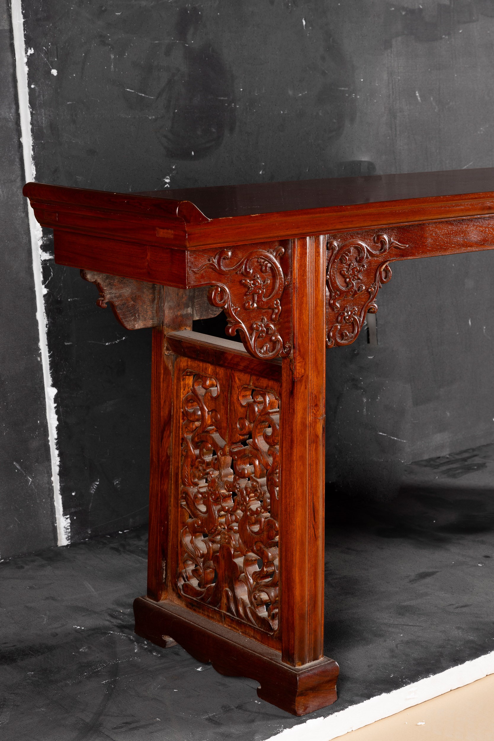 Altare in Huali con Gambe Lavorate a Traforo e Decori Vegetali, Cina, Dinastia Qing, XIX Secolo