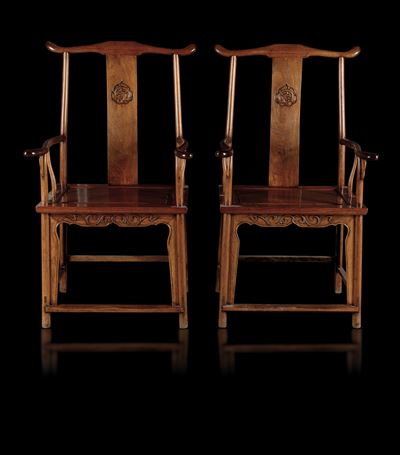 Coppia di Sedie in Legno di Huali con Schienale Decorato con Figure di Draghetti a Rilievo, Cina,...