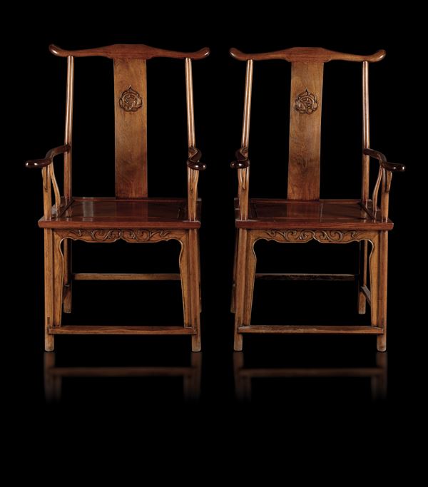 Coppia di sedie in legno di Huali con schienale decorato con figure di draghetti a rilievo, Cina, Dinastia Qing, XIX secolo