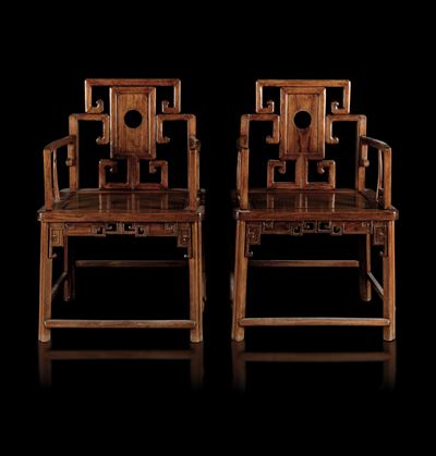 Coppia di Sedie in Legno di Huali con Schienali Decorati con Motivi Geometrici, Cina, Dinastia Qi...