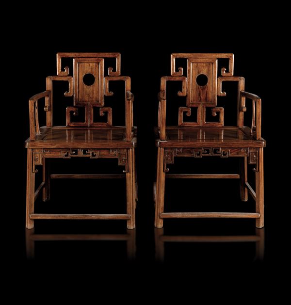 Coppia di sedie in legno di Huali con schienali decorati con motivi geometrici, Cina, Dinastia Qing, XIX secolo