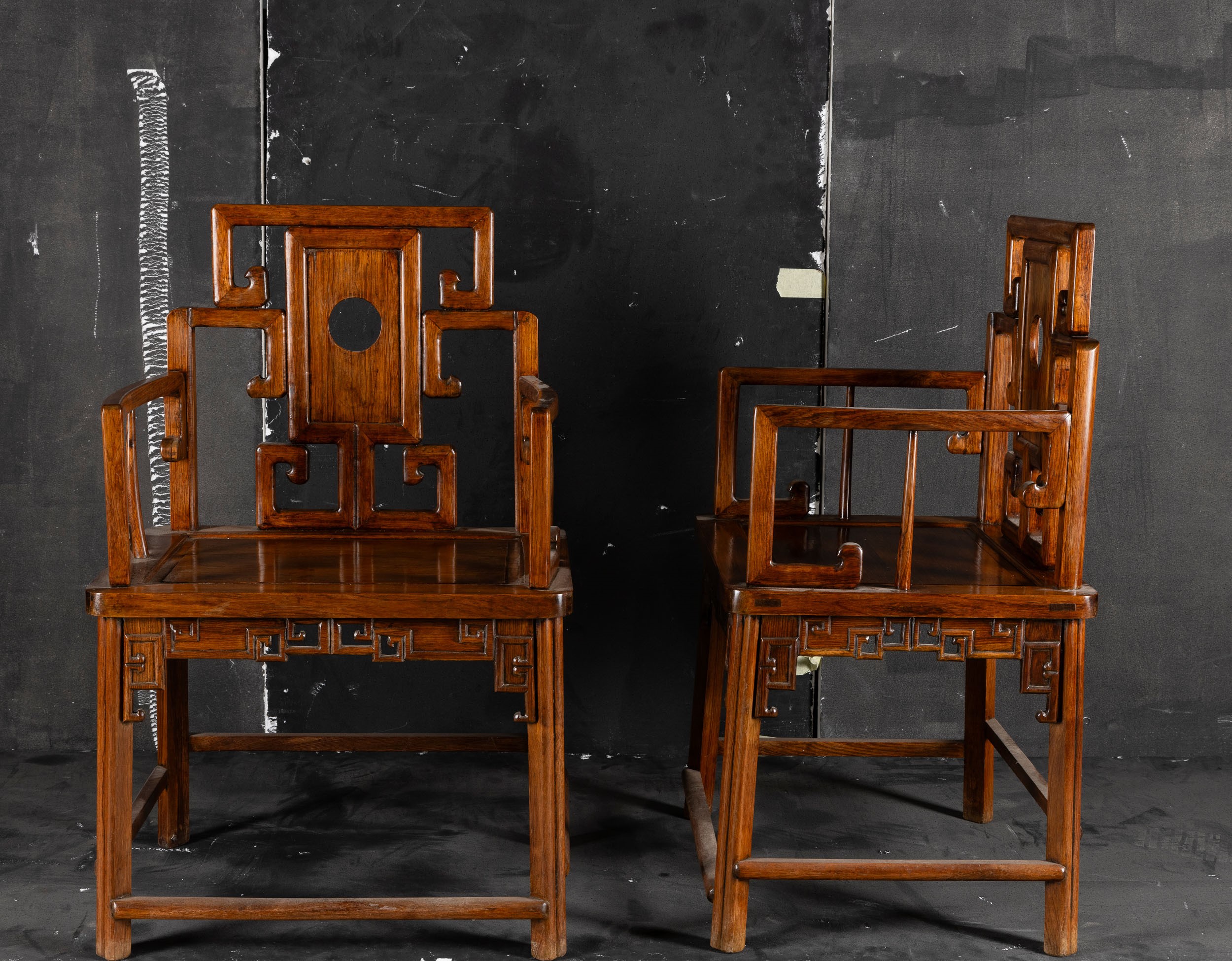 Coppia di Sedie in Legno di Huali con Schienali Decorati con Motivi Geometrici, Cina, Dinastia Qi...