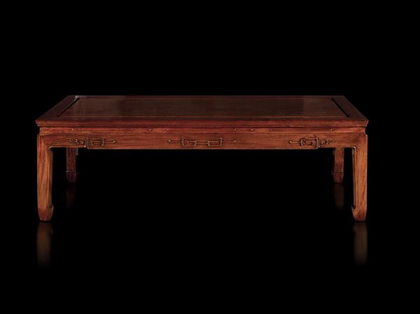 Tavolo basso in legno di Huali con decori geometrici a rilievo, Cina, Dinastia Qing, XIX secolo