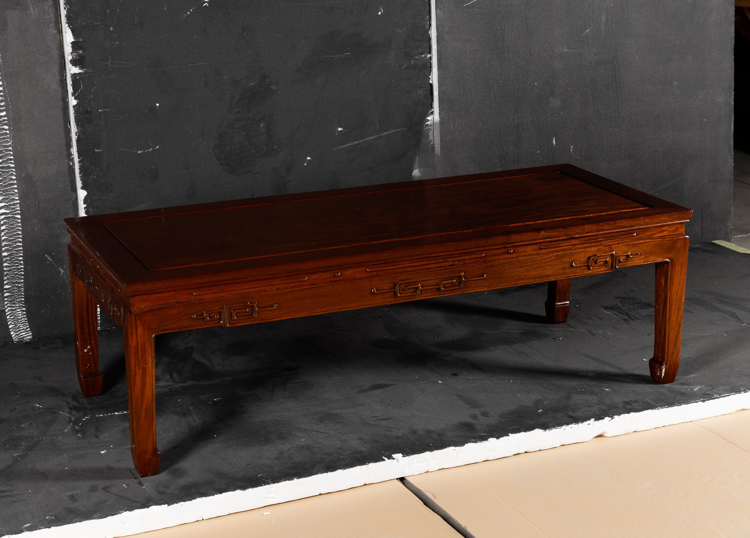 Tavolo Basso in Legno di Huali con Decori Geometrici a Rilievo, Cina, Dinastia Qing, XIX Secolo