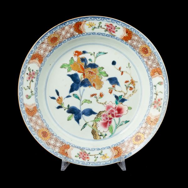 Piatto in porcellana Imari, Famiglia Rosa, con motivi floreali, Cina, Dinastia Qing, epoca Qianlong (1737-1796)