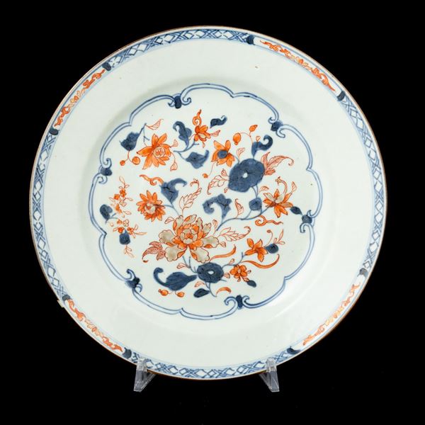 Piatto in porcellana con motivi floreali entro riserva sagomate, Cina, Dinastia Qing, epoca Qianlong (1736-1796)