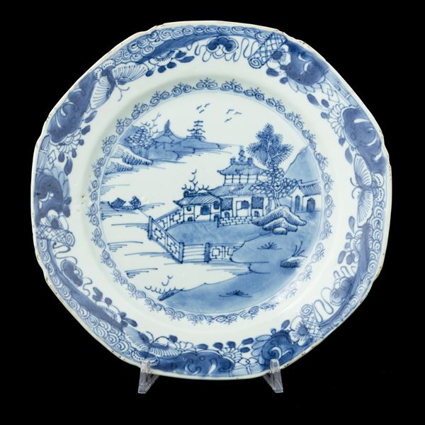 Piatto in porcellana bianca e blu raffigurante paesaggio montano, Cina, Dinastia Qing, epoca Qianlong (1736-1796)