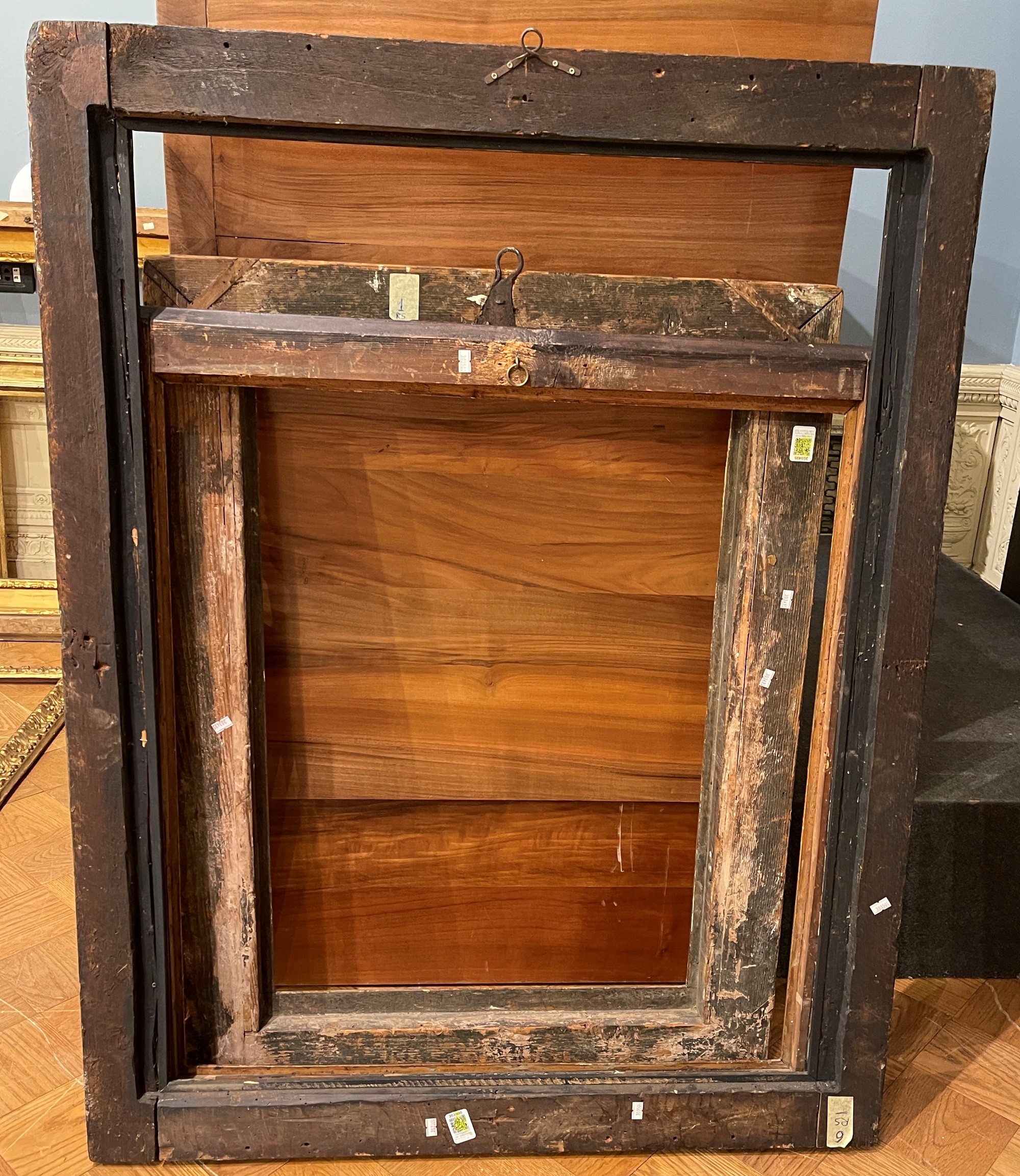 Cornice a Cassetta in Legno Ebanizzato con Decoridi Racemi Dorati, XVII Secolo