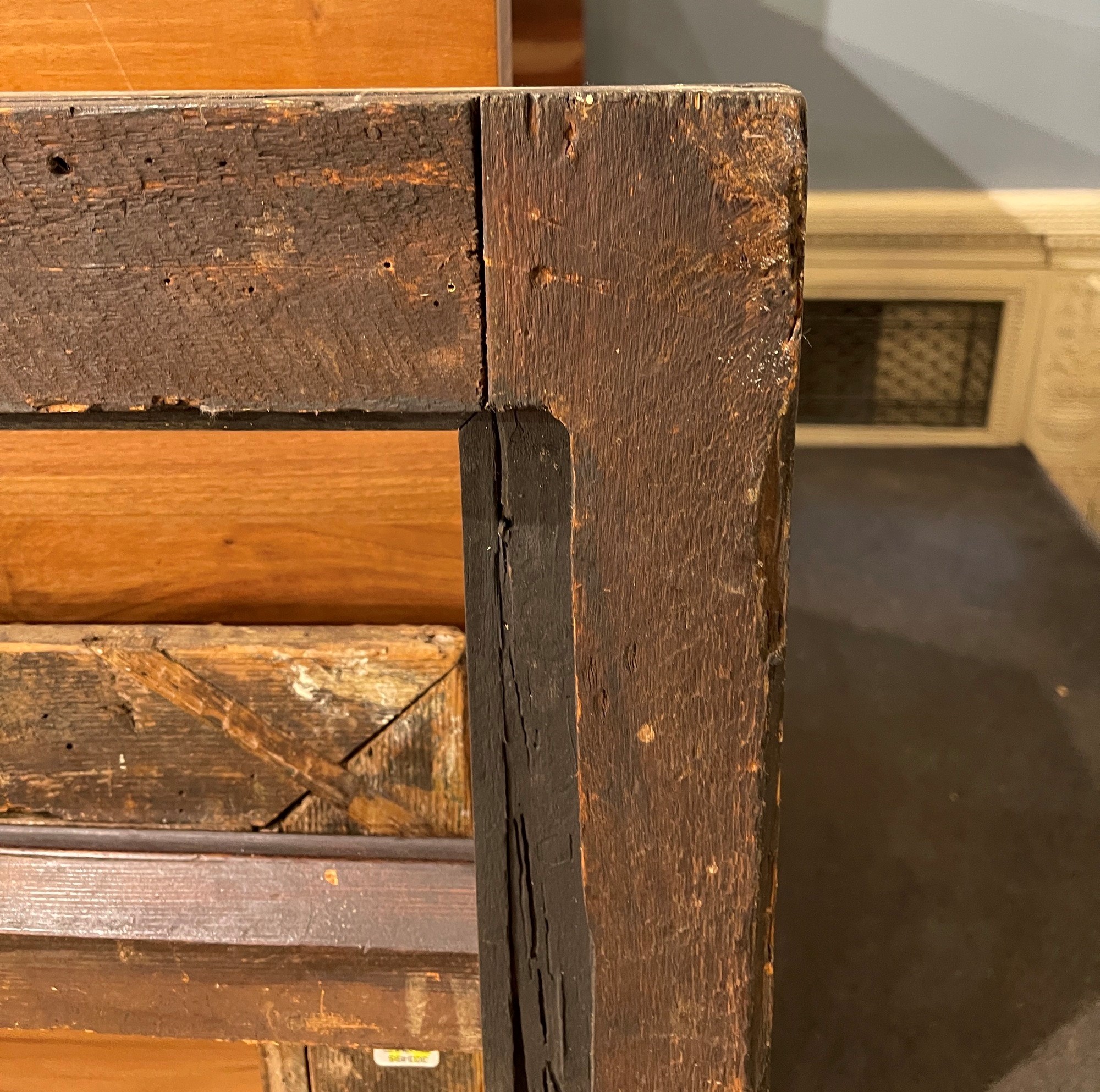 Cornice a Cassetta in Legno Ebanizzato con Decoridi Racemi Dorati, XVII Secolo