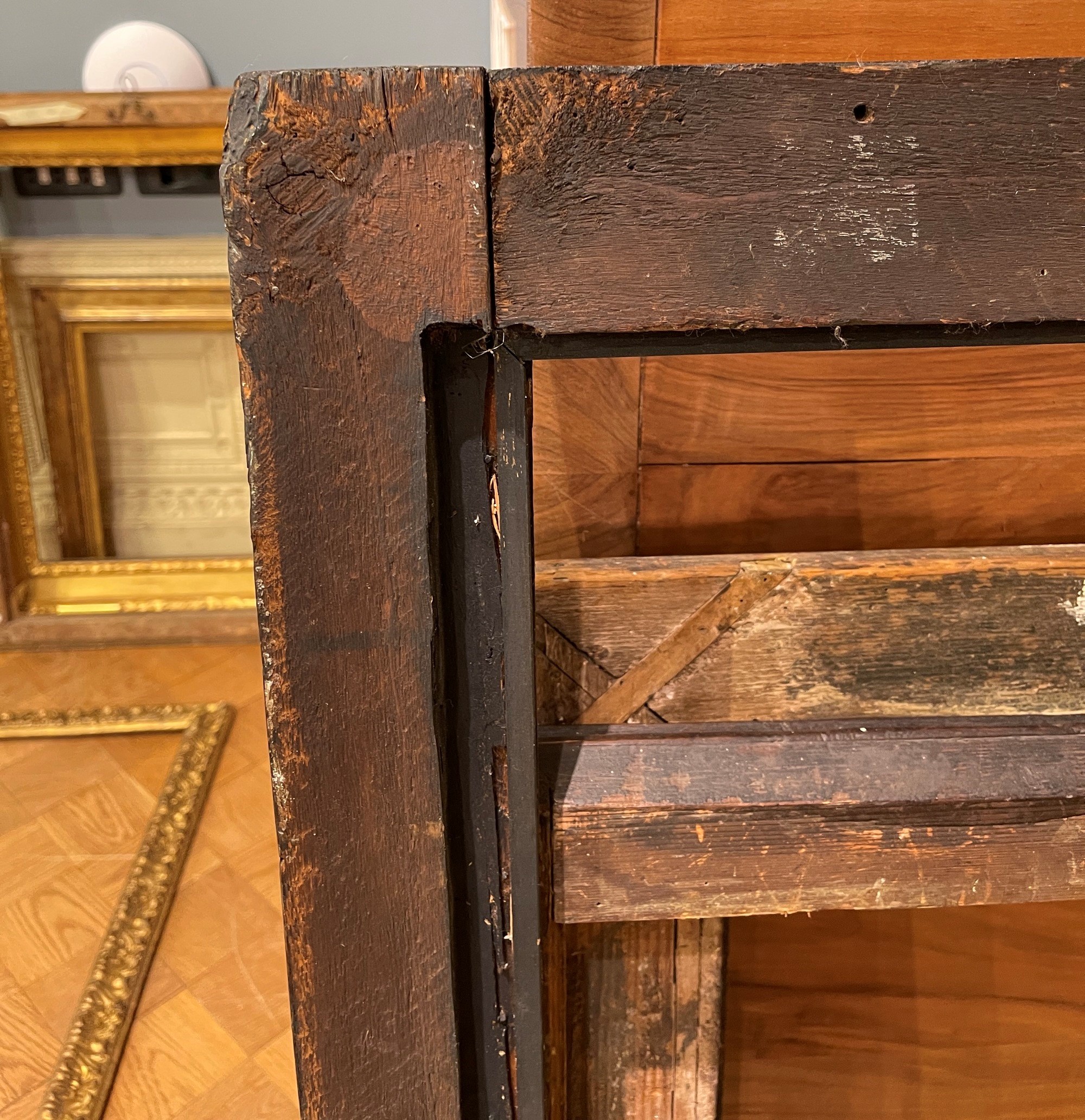 Cornice a Cassetta in Legno Ebanizzato con Decoridi Racemi Dorati, XVII Secolo