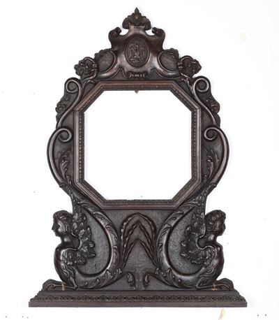 Cornice con Luce Ottagonale in Legno Intagliato Ad Arpie. XIX Secolo