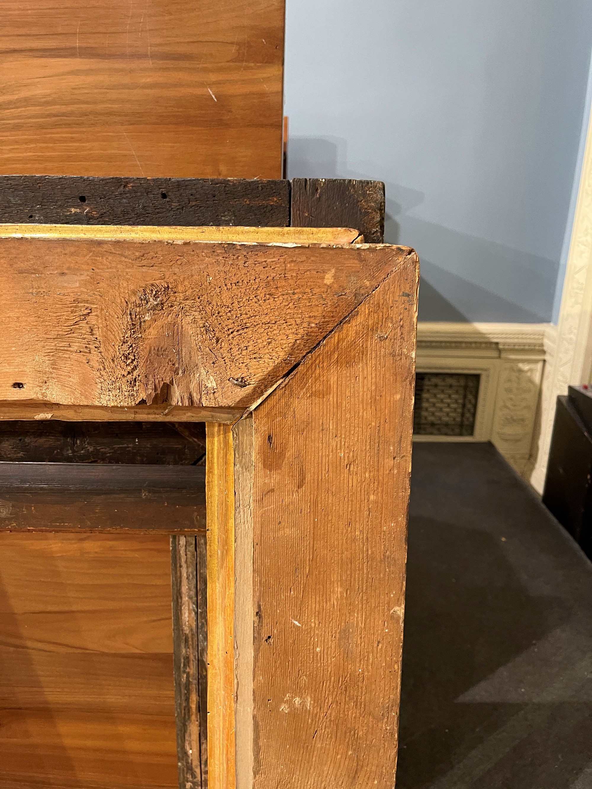 Coppia di Cornici a Cassetta in Legno Laccato con Profilo in Oro, Centro Italia XVII Secolo