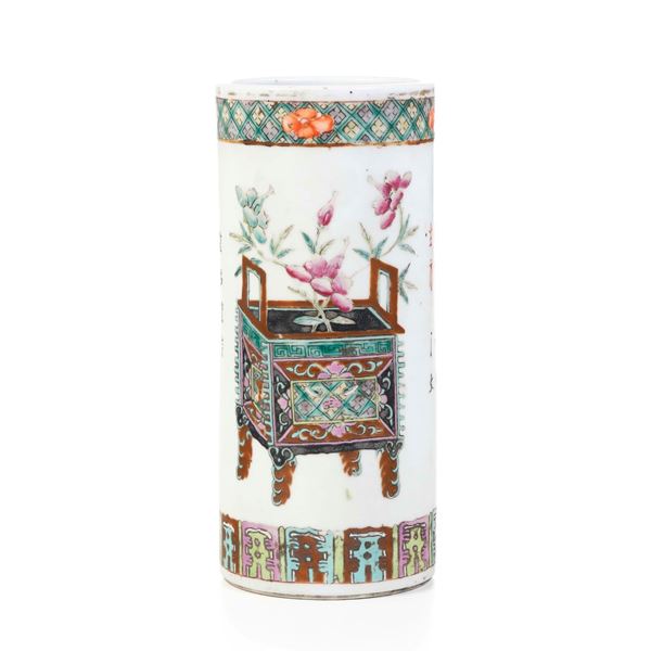 Vaso in porcellana Famiglia Rosa raffigurante giardiniera con fiori, Cina, XIX secolo
