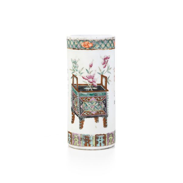 Vaso in porcellana Famiglia Rosa raffigurante giardiniera con fiori, Cina, XIX secolo