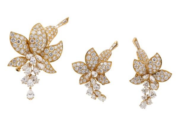 Pederzani. Demi-parure composta da spilla ed orecchini en tremblant con diamanti taglio brillante e goccia per ct 23.00 totali