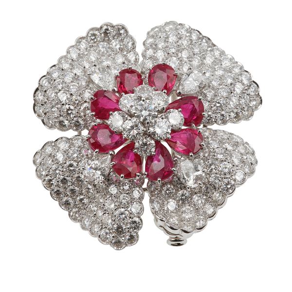 Pederzani. Spilla "fiore" con diamanti taglio brillante e goccia per ct 11.24 e rubini birmani per ct 7.62