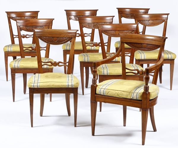 Divano e 8 sedie in legno intagliato. XVIII-XIX secolo