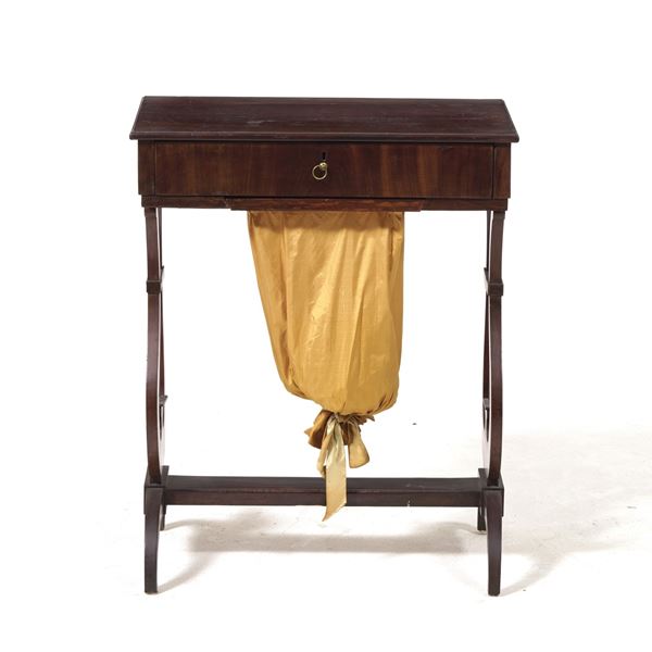 Tavolino da lavoro con decoro a lira. XIX secolo