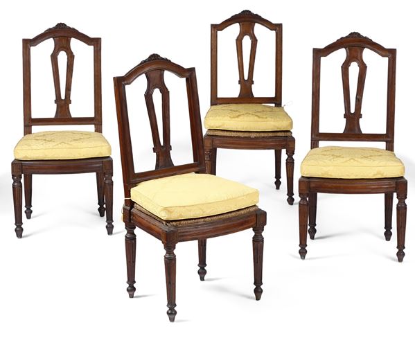 Quattro sedie Luigi XVI in legno intagliato. Genova XVIII secolo