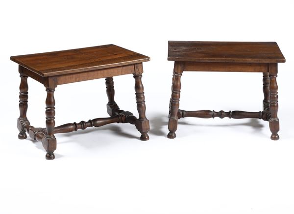 Coppia di piccoli tavolini torniti. XVIII-XIX secolo
