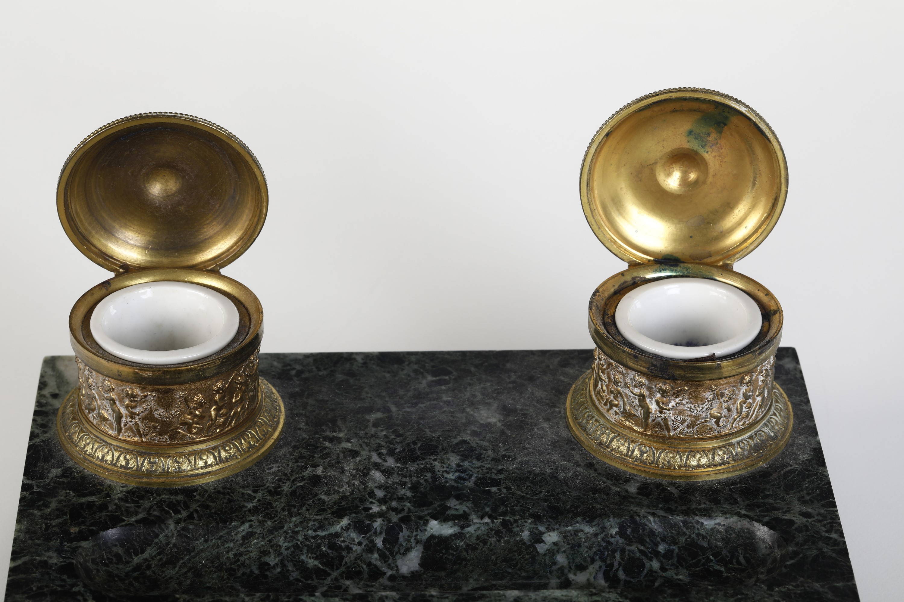 Calamaio in bronzo dorato e marmo. XIX-XX secolo