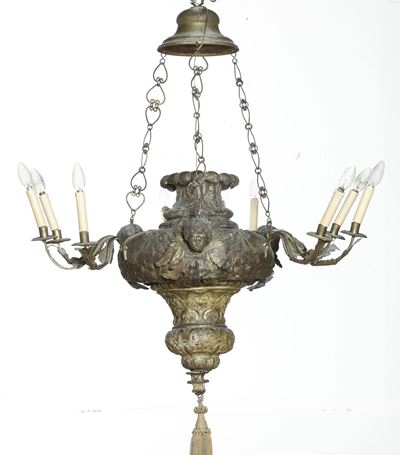Imponente Lampadario in Metallo Sbalzato. XVII-XVIII Secolo