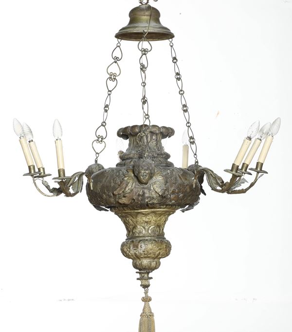 Imponente lampadario in metallo sbalzato. XVII-XVIII secolo
