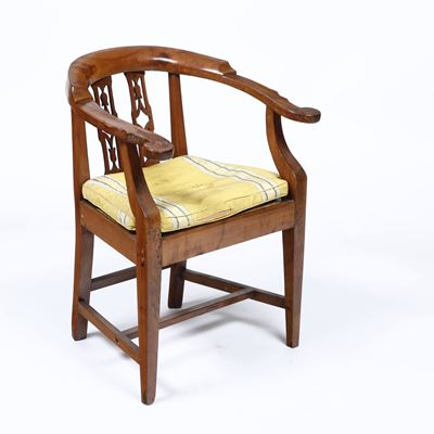 Poltroncina con Ricami a Piccolo Punto e Altra Poltroncina Diversa