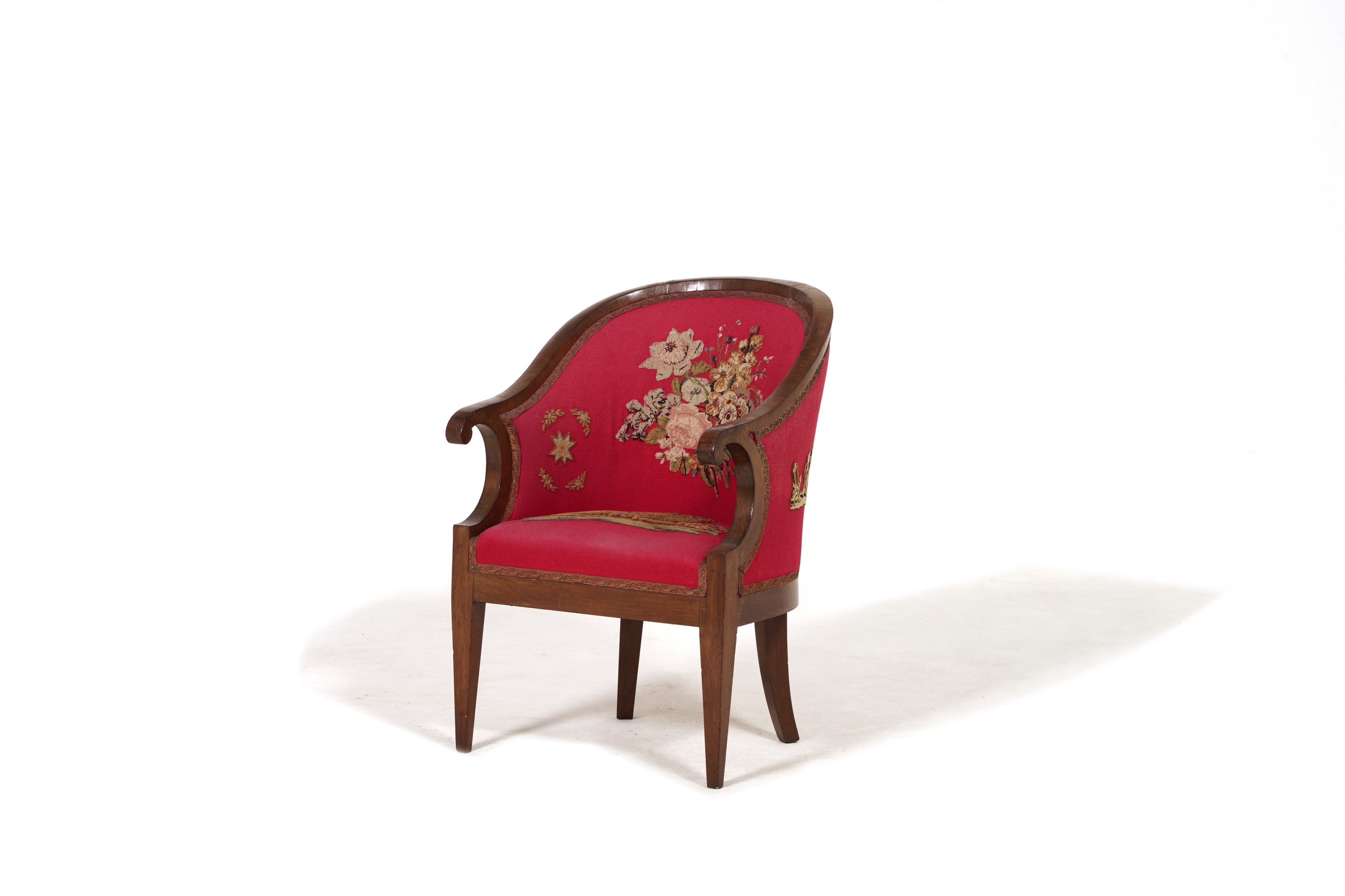 Poltroncina con Ricami a Piccolo Punto e Altra Poltroncina Diversa
