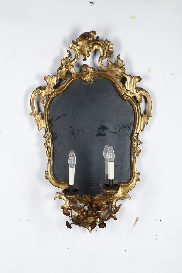 Tre specchierine in legno intagliato e dorato. XVIII secolo