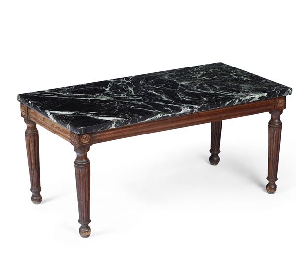 Tavolino basso Luigi XVI con piano in marmo. XVIII secolo