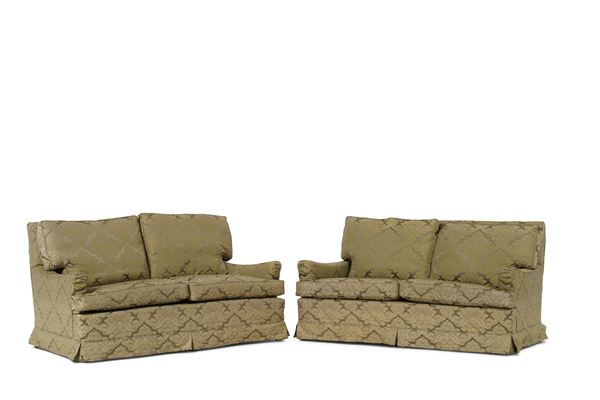 Coppia di divani imbottiti e rivestiti in seta verde con cuscini