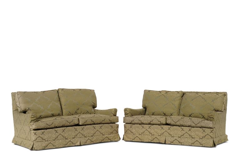 Coppia di divani imbottiti e rivestiti in seta verde con cuscini  - Asta Antiquariato - Cambi Casa d'Aste